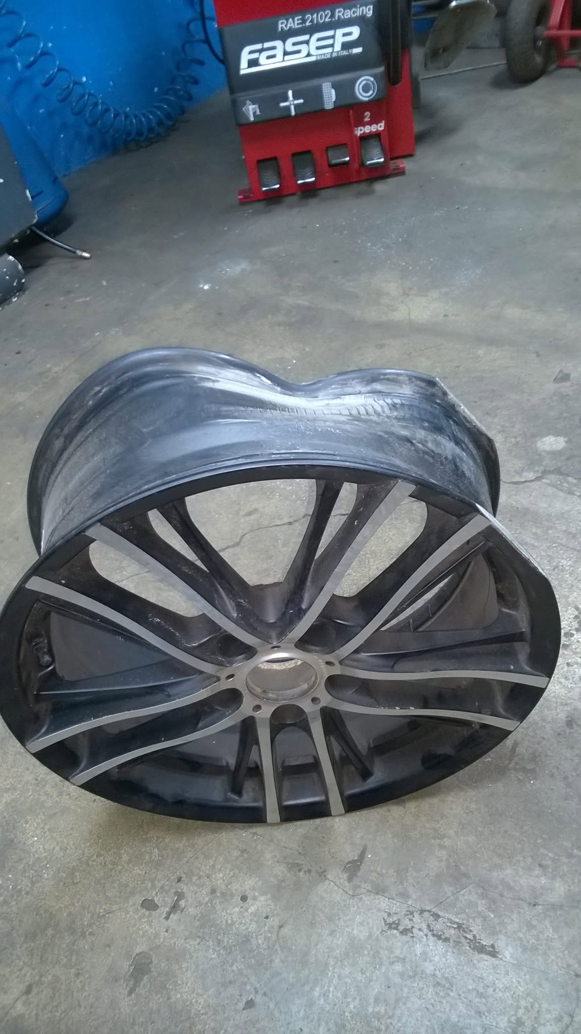 Mocno pogięta felga aluminiowa przed prostowaniem